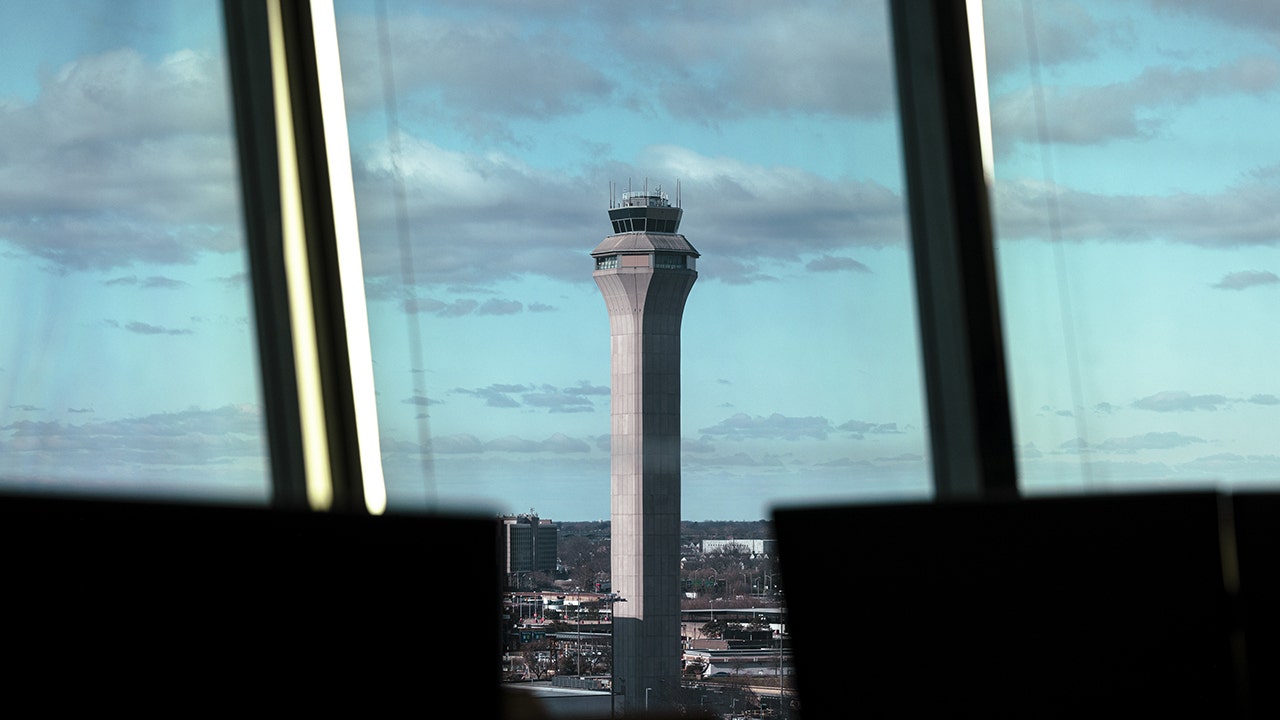 Major airline makes big change to ease travel woes amid chaos at Newark ...