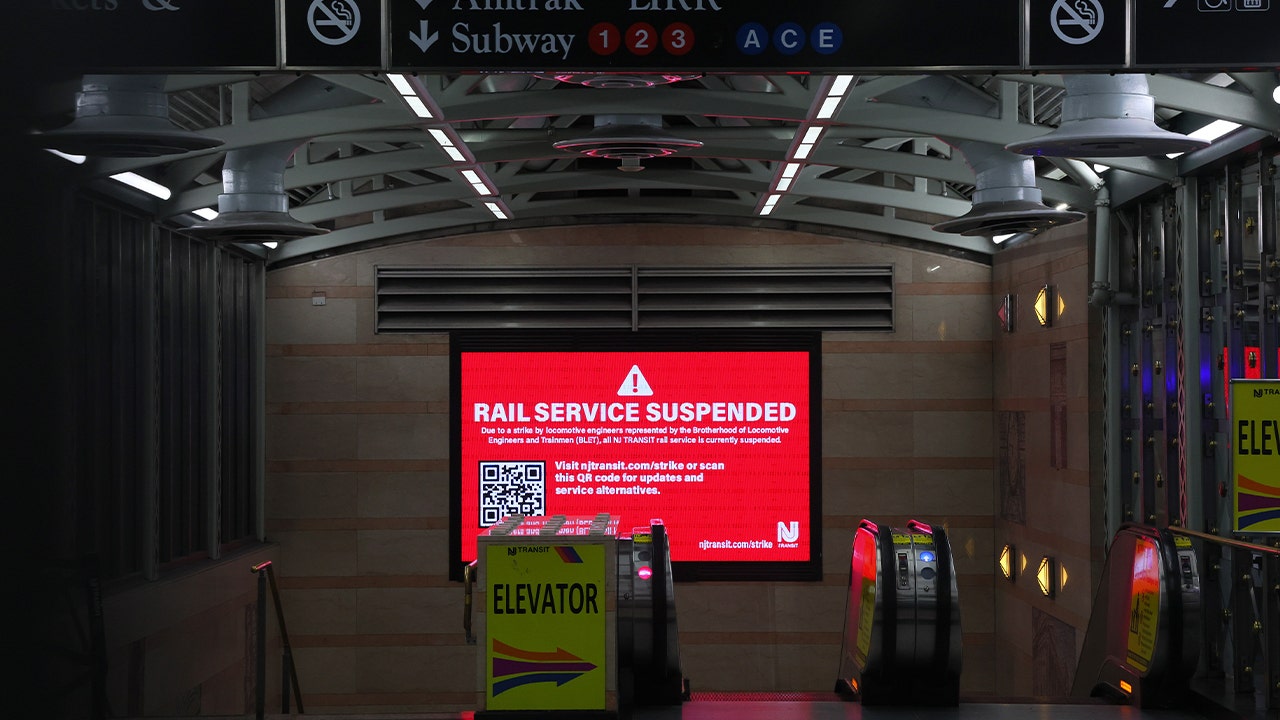 NJ Transit railway closed after locomotive engineers vote to strike, impacting 350k customers