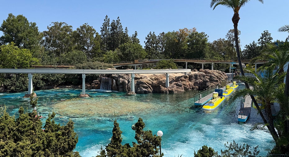 Finding Nemo Submarine Voyage Disneyland Park