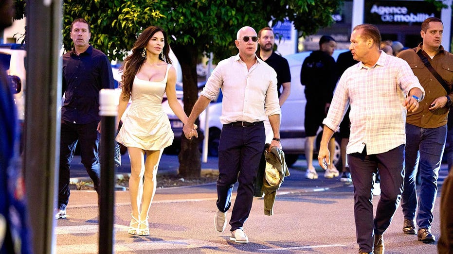 Employment pair Jeff Bezos and Lauren Sanchez came out and in Kann