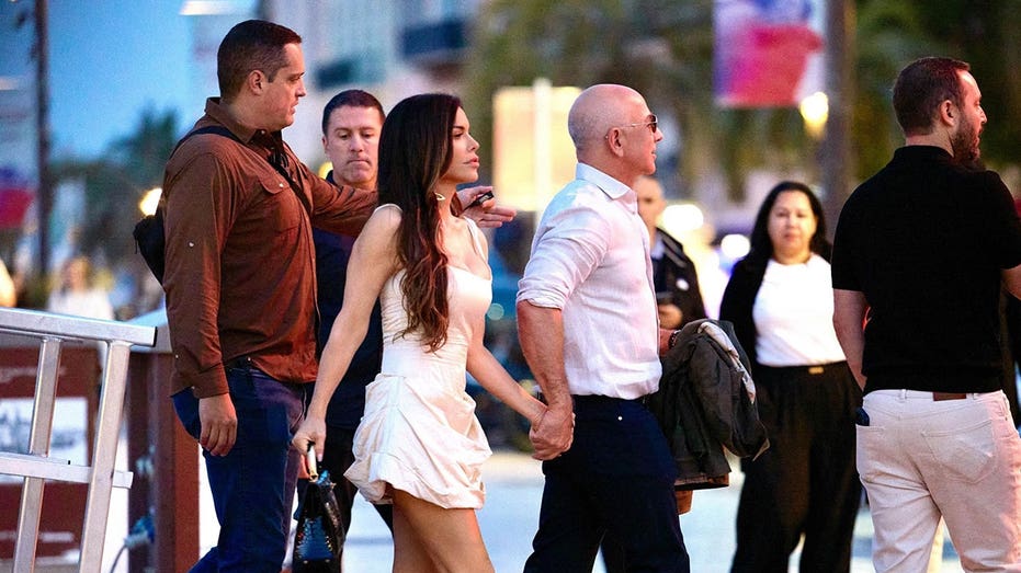 Bezos and Sanchez hand-in-hand in Cannes