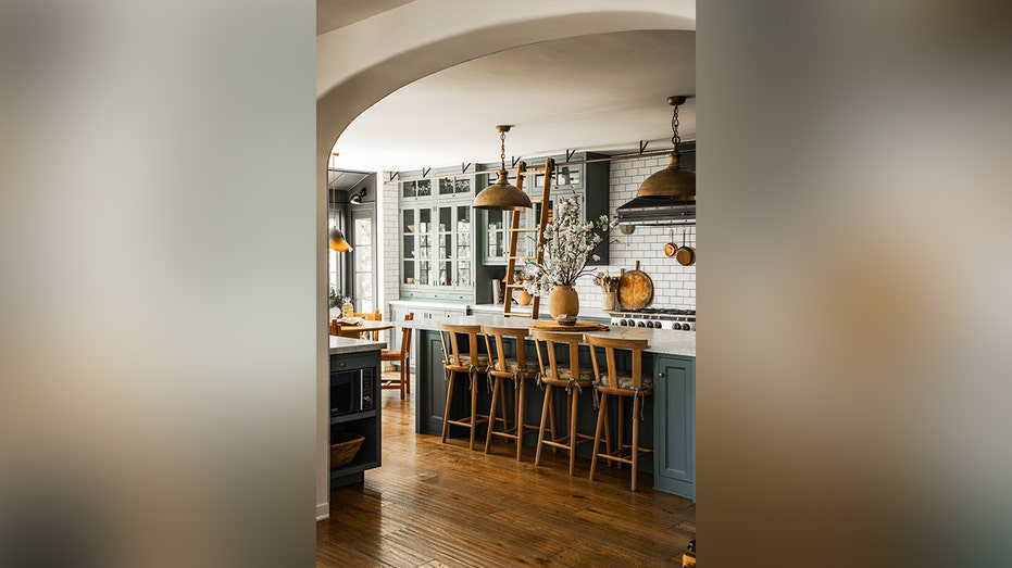 The kitchen also features an eat-in island and a breakfast nook.