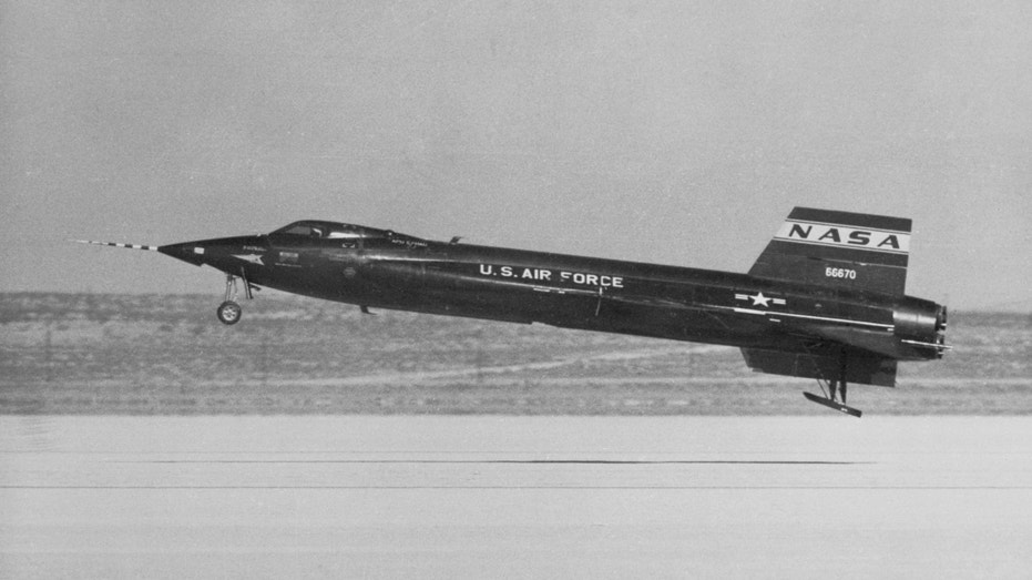 Shiny Black NASA X-15 comes for a smooth landing in a dry lake bed in the Mojave Desert after completing a new world to create a new world of 2150 miles per hour. Experienced ship Joe Walker was under the control of the test pilot for NASA.