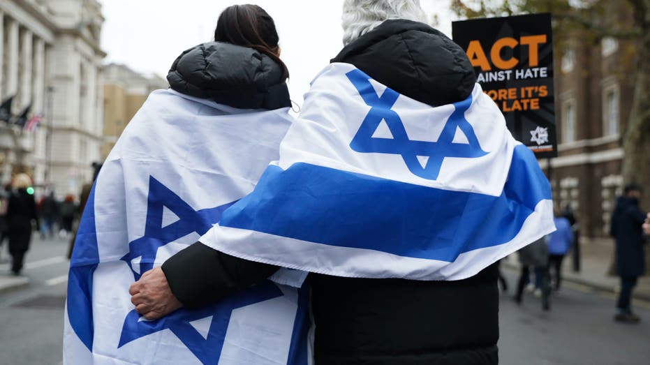 The demonstrators are walking against anti -Semitism