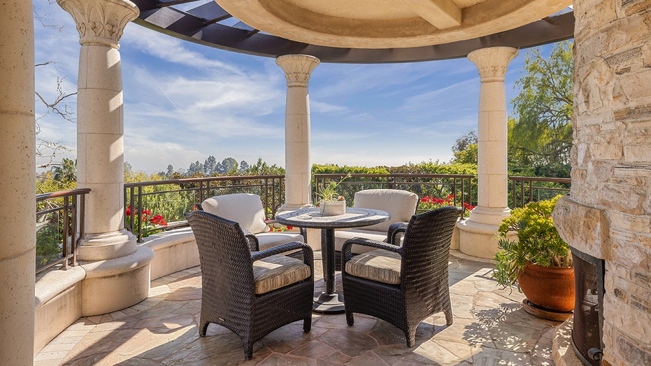 A less formal and smaller dining area can also be found outside.