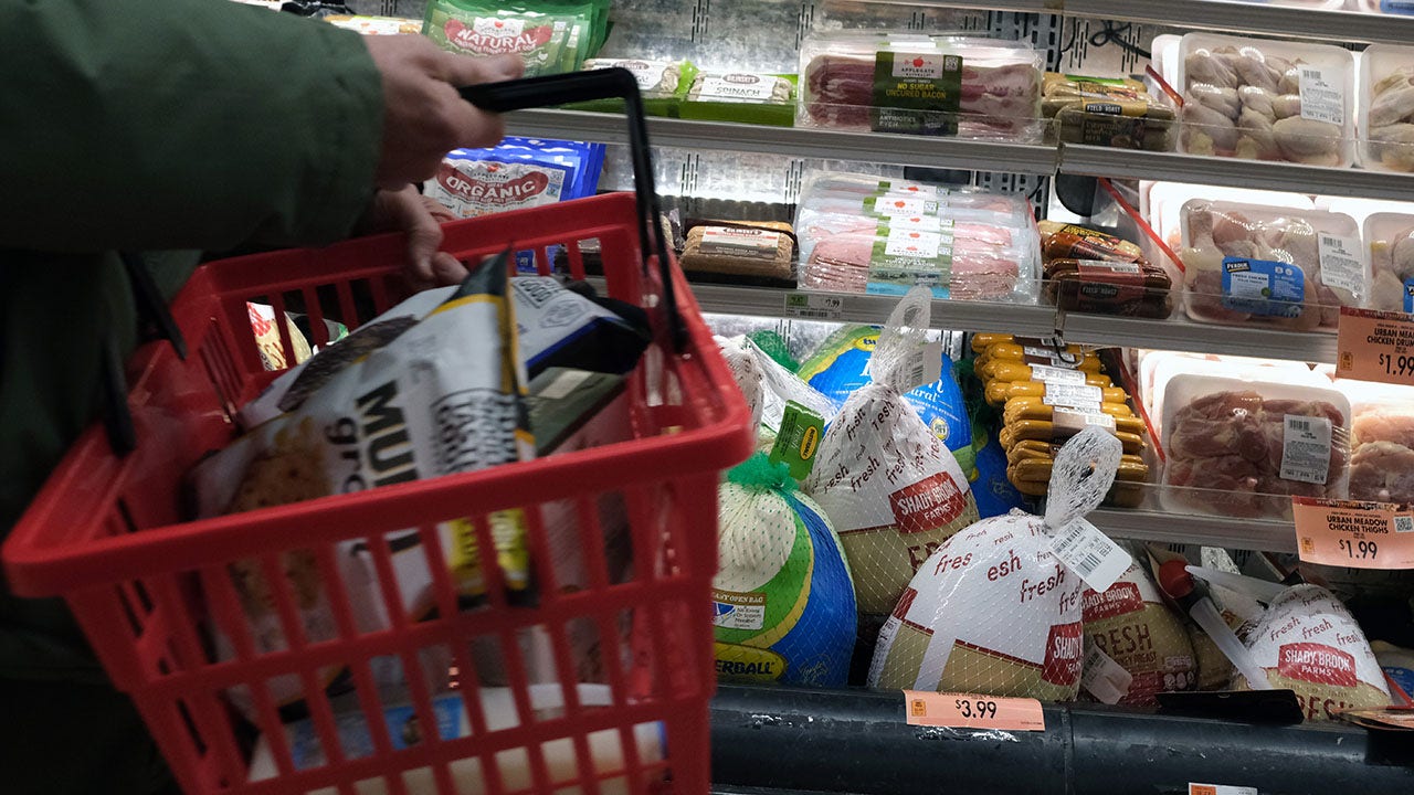 More Americans turn to home cooking as economic concerns weigh