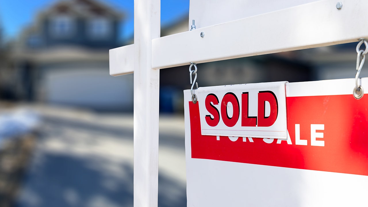 More luxury homebuyers paying with cash this year, report says