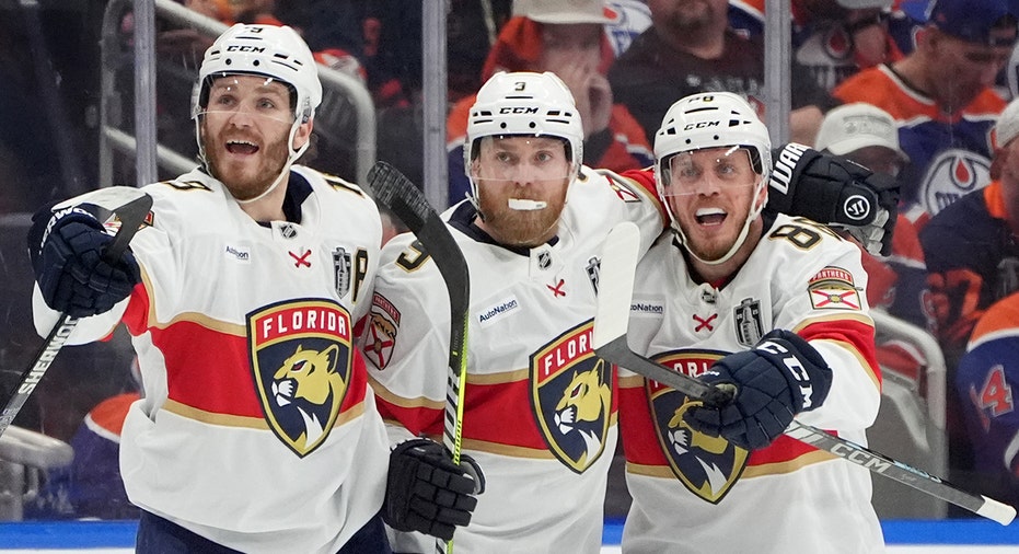 Florida Panthers players celebrate goal