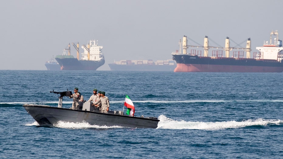 The boat with the Iranian flag moves straight in Hormuz