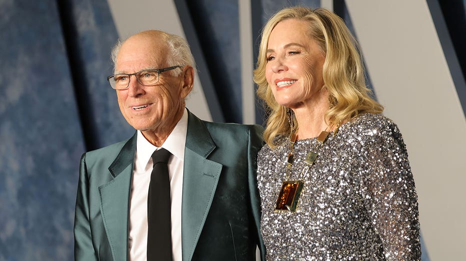 BEVERLY HILLS, CALIFORNIA - MARCH 12: (L-R) Jimmy Buffett and Jane Slagsvol attend the 2023 Vanity Fair Oscar Party Hosted By Radhika Jones at Wallis Annenberg Center for the Performing Arts on March 12, 2023 in Beverly Hills, California. (Photo by Amy Sussman/Getty Images)