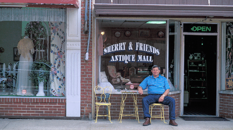 USA, southeastern, Kentucky, Paducah, store on main street, Paducah. (Photo by: Dukas/Universal Images Group via Getty Images)
