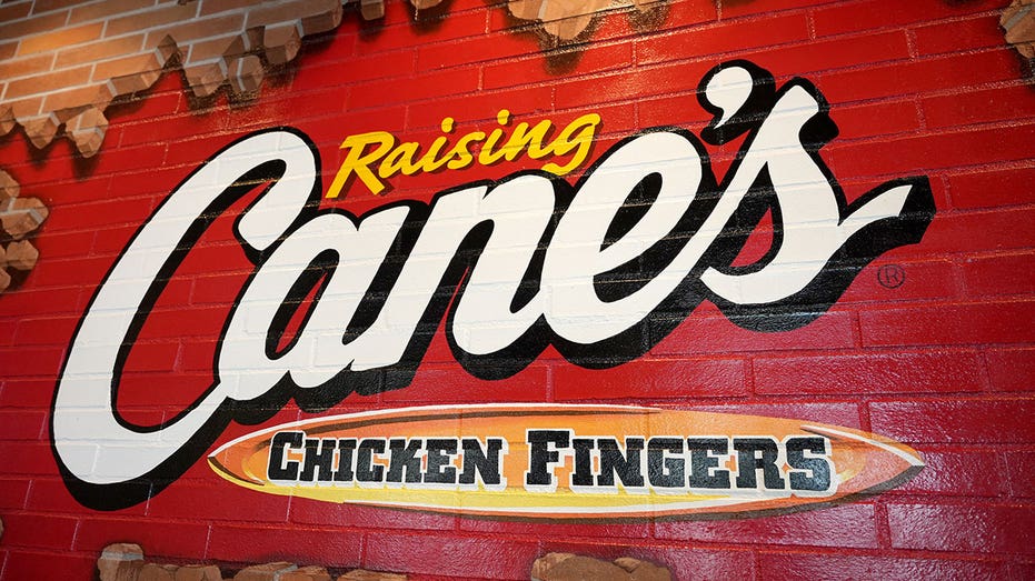Burbank, California - June 03: NFL legend to increase the board of Cane's Aaron Donald, Cane's AD90 Foundation for June 4, 2025, the AD90 Foundation adopt $ 100,000 in 2025. (Gonzalo Marroquin / Cane's Gonzalo Marroquin / Getty Pictures)