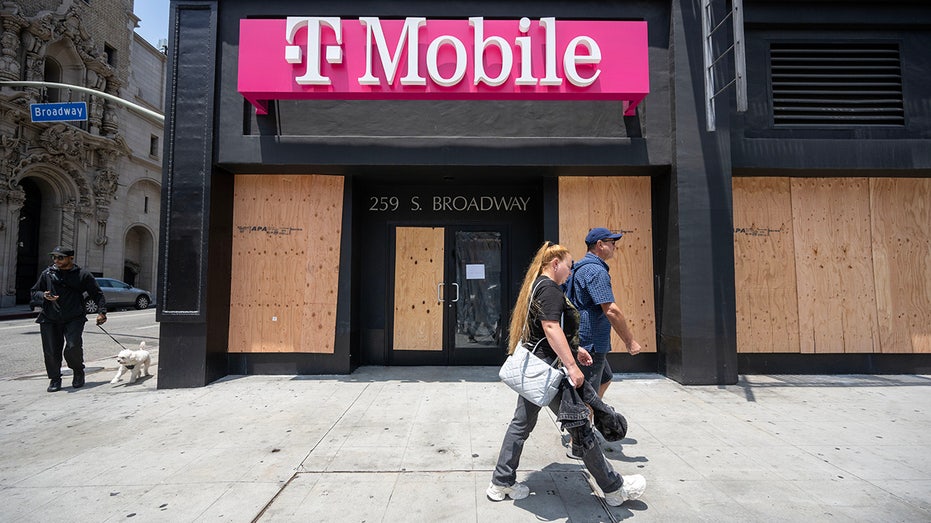 La T Mobile Store move