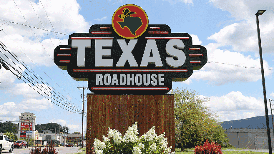 WILLIAMSPORT, PENNSYLVANIA, UNITED STATES - 2024/08/10: The Texas Roadhouse logo is seen on a sign outside of one its restaurants. Texas Roadhouse is an American steakhouse chain with 620 restaurants in the United States. (Photo by Paul Weaver/SOPA Images/LightRocket via Getty Images)