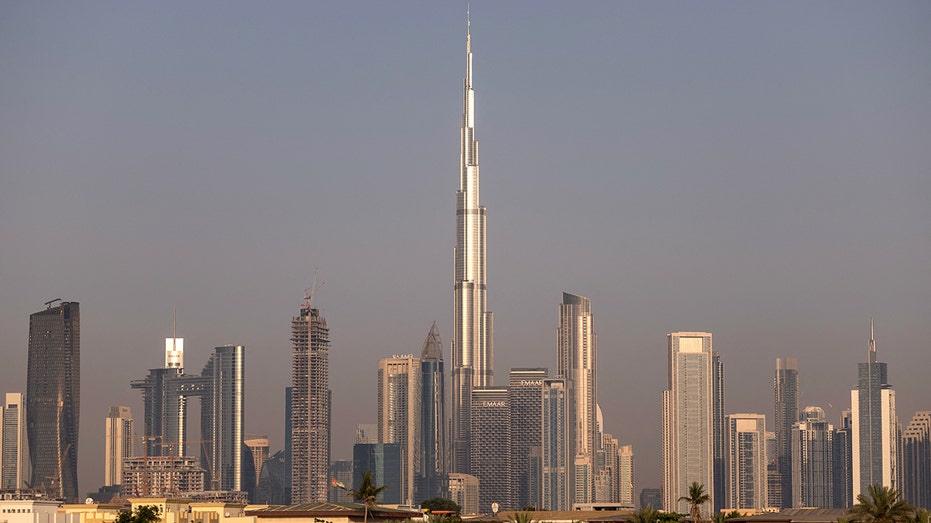 TOPSHOT-UAE-SKYLINE-URBANISM