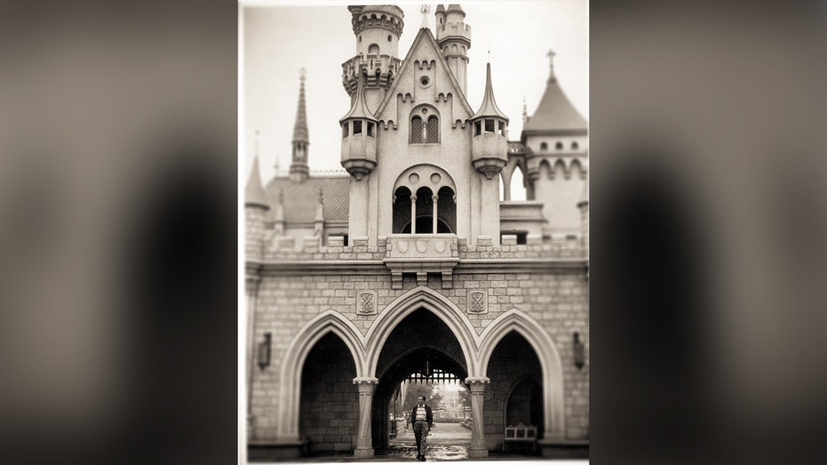 Walt Disney under Disneyland Park castle
