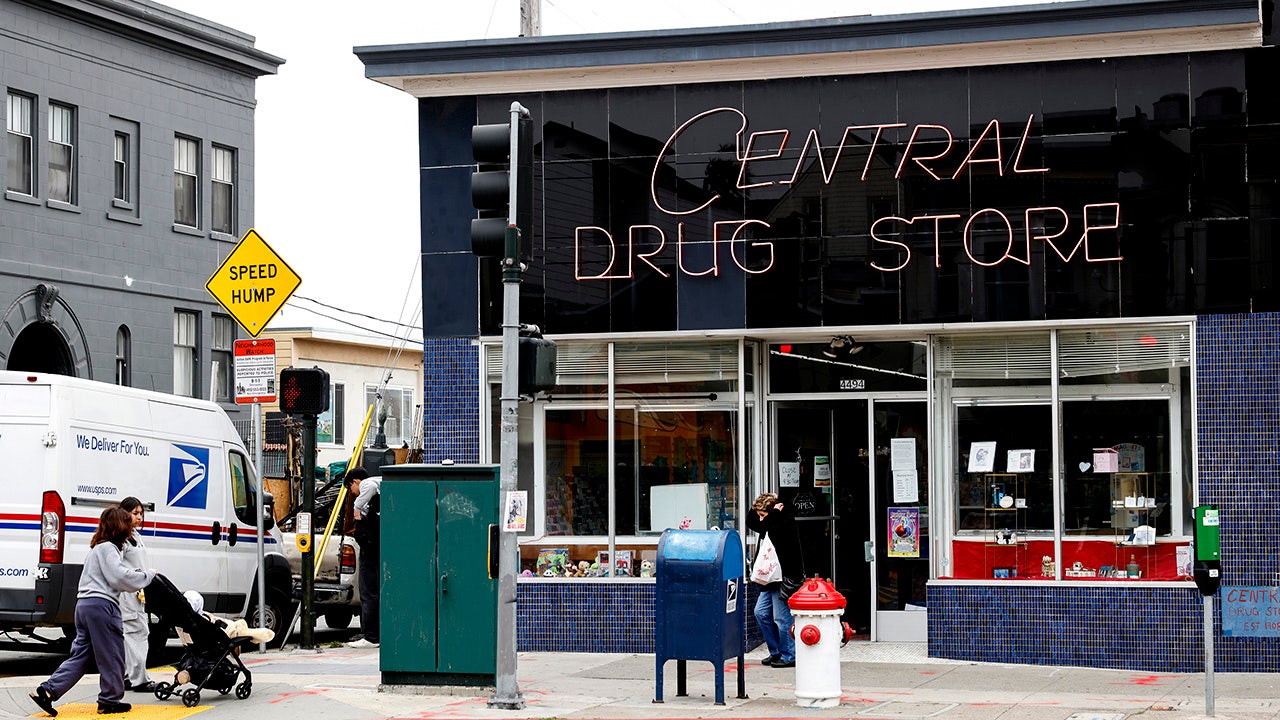 San Francisco in a 100-year-old pharmacy closes the owner San Francisco in a 100-year-old pharmacy closes the owner