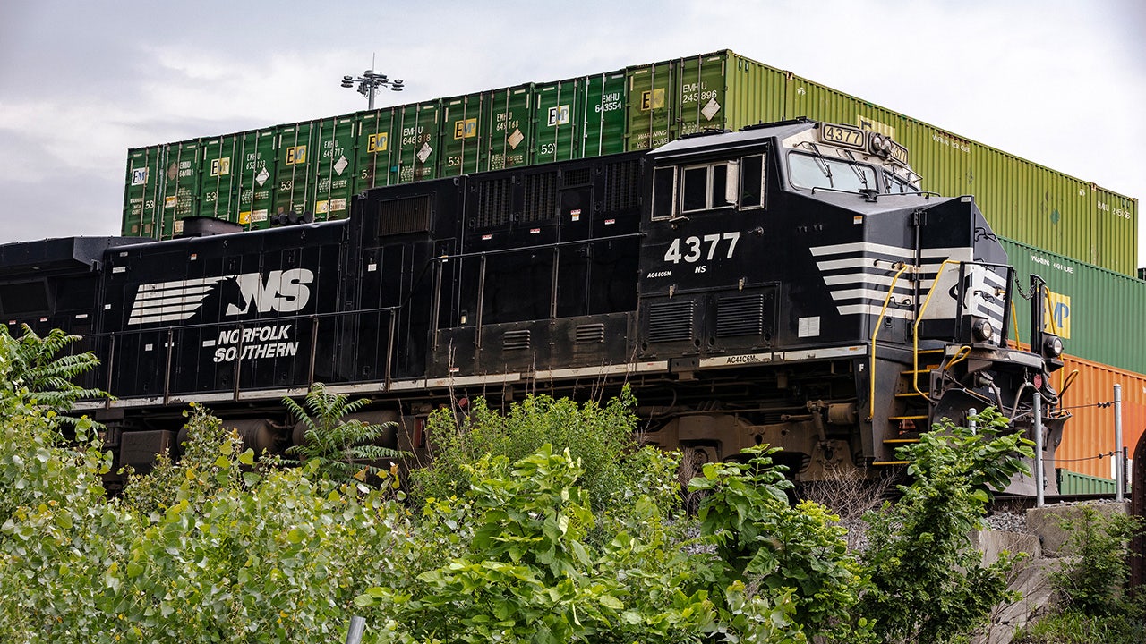 Historic Rail Merger links Union Pacific, Norfolk Southern Tracks Historic Rail Merger links Union Pacific, Norfolk Southern Tracks