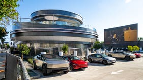 Elon Musk calls Tesla diner 'one of the coolest spots in LA' - Fox Business News