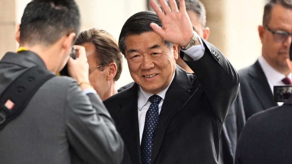 Chinese Prime Minister Bindeng touched the outside of Rosenbad before the US trading talk between the US and China in Stockholm, Sweden July 28, 2025.