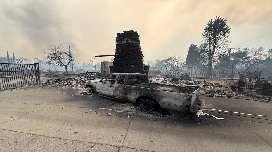 The house burned in the fire, carrying a burnt truck in front of the chimney.