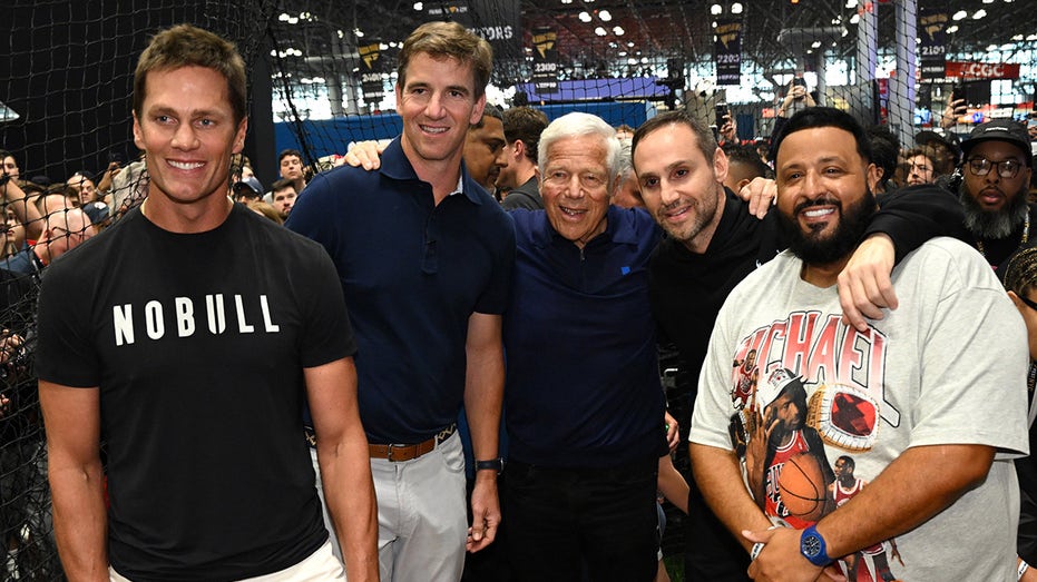 Tom Brady, Eli Manning, Robert Kraft, Michael Rubin and Dj Khaled in Fest fanatic
