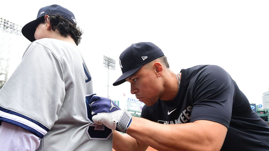 Aaron Judge signing jersey