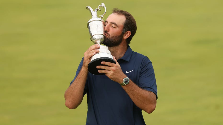 Scottie Scheffler kisses the jug