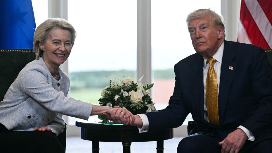 US President Donald Trump shakes hands with EU Ursula von der Reyen