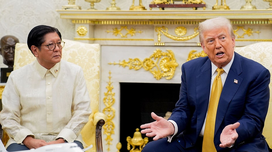 Trump and Philippines president in the Oval Office