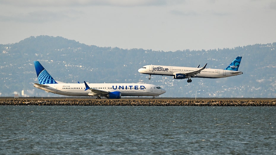 United plane takes off while JetBlue plane lands at SFO
