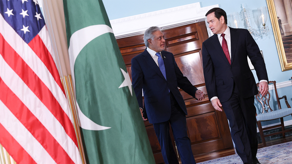 Pakistani Deputy Prime Minister and Foreign Minister Ishaq Dar with U.S. Secretary of State Marco Rubio