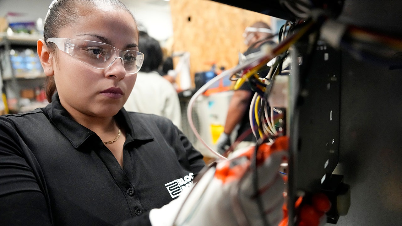 AI technology is fast as experts argue with benefits and risks