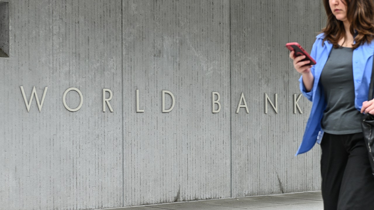 UN look at the World Bank Calls to turn off the economy over the Social Media