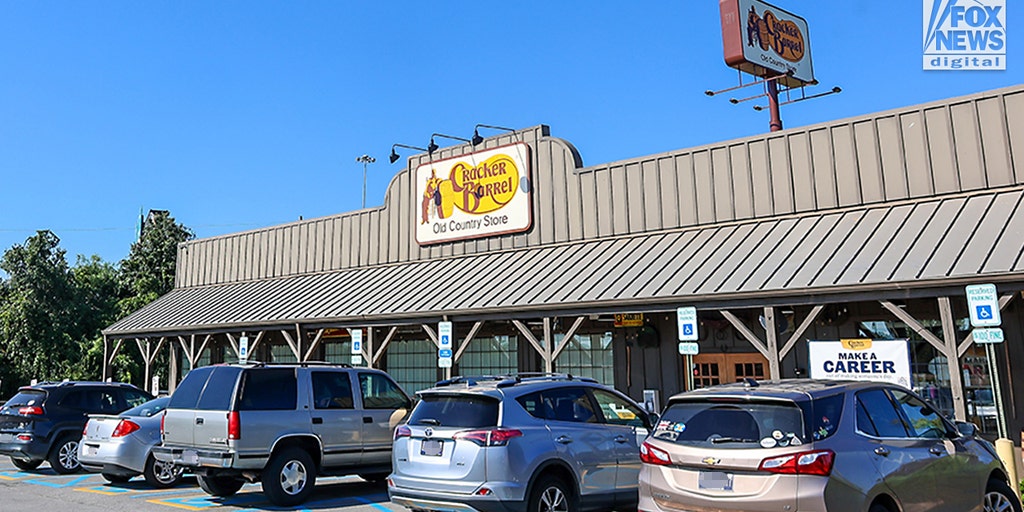 טראמפ משתמש ב-AI כדי ללעוג ל-Cracker Barrel: הסיפור מאחורי הלוגו שחודש