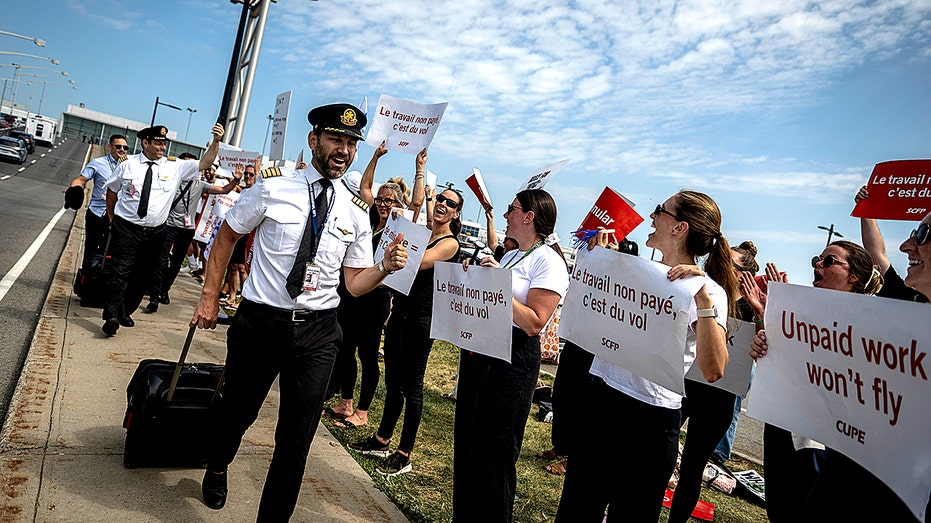 Pilots supporting Air Canada flight attendants