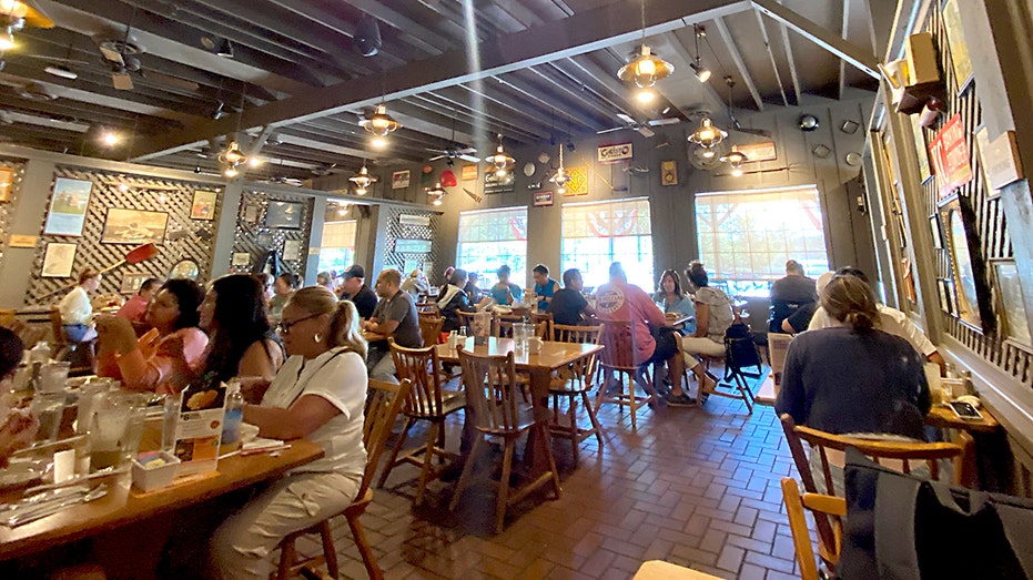 Diners in a crushing barrel after the logo and re -reaction.