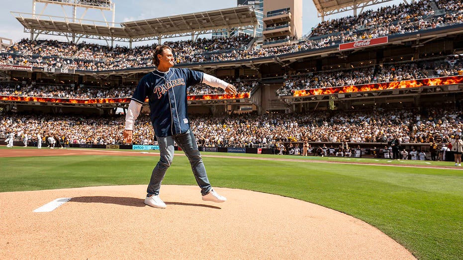 Trevor Hoffman pitches