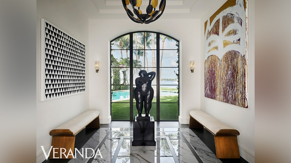 The entrance to the house is characterized by many paintings and sculptures.