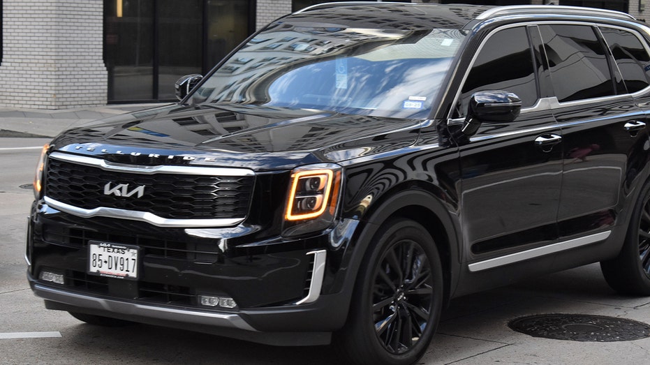 Black Black Black Kia Tylaoride prestige