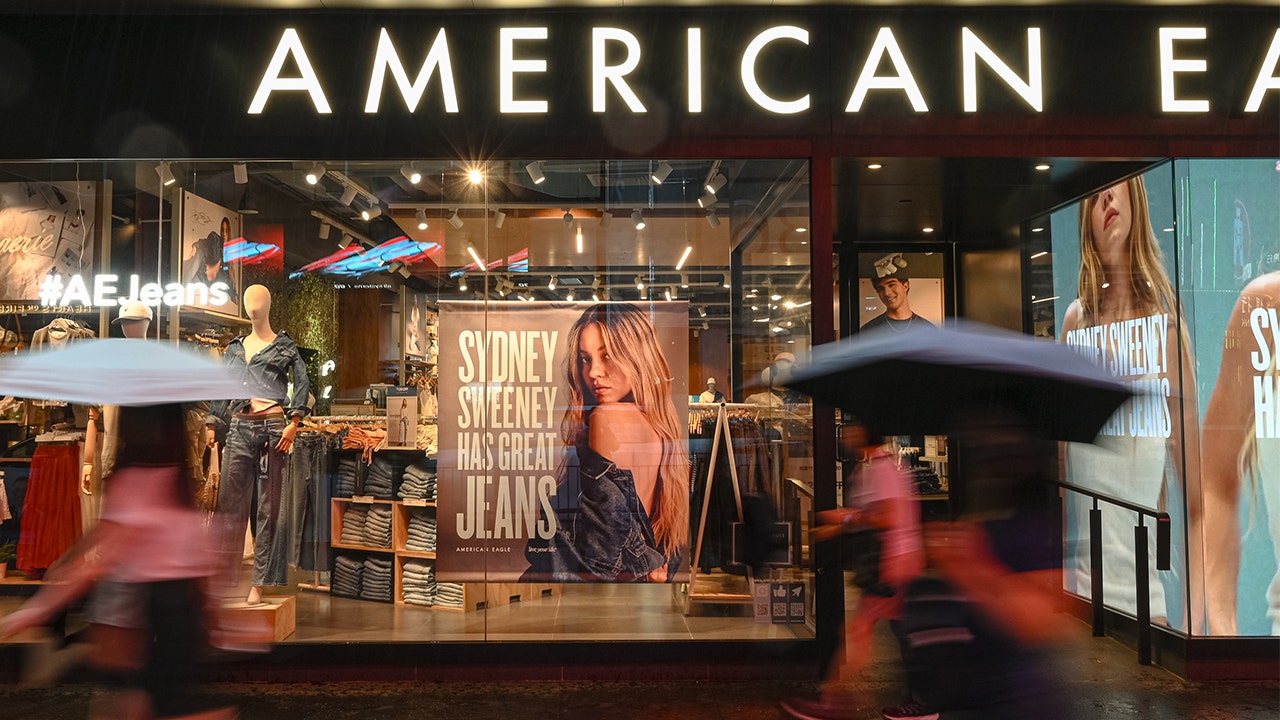 American Eagle CEO Officer Defends Sydney Sweeney Jeans Ad Sonid Contrivents
