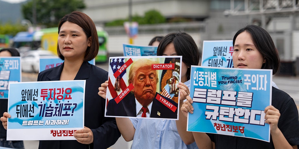 https://a57.foxnews.com/static.foxbusiness.com/foxbusiness.com/content/uploads/2025/09/1024/512/south-korea-progressive-protesters-anti-trump-sign.jpg?ve=1&tl=1