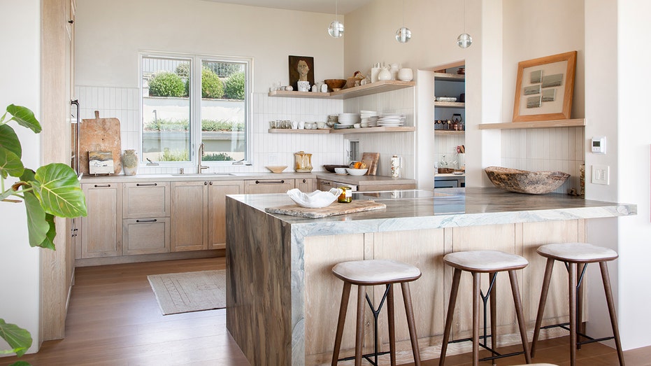 The kitchen features an eat-in island and built-in shelves.