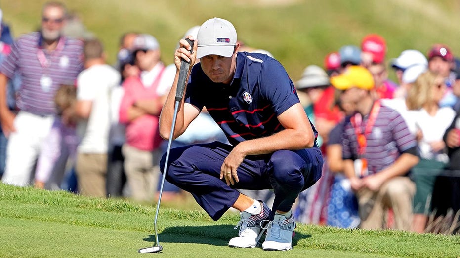Harris English putting
