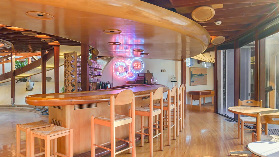 The bar with signs of lighting and wooden seats.
