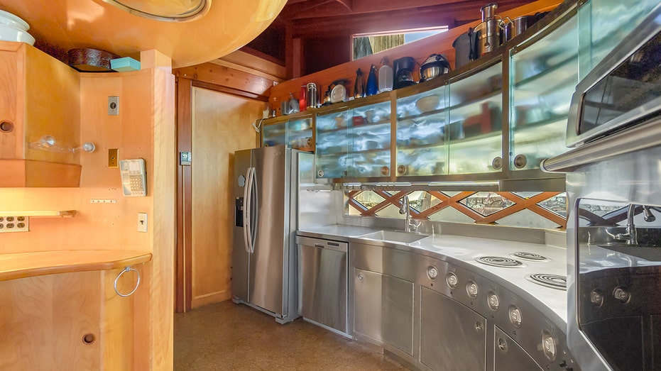 A separate kitch does not have the right angles.