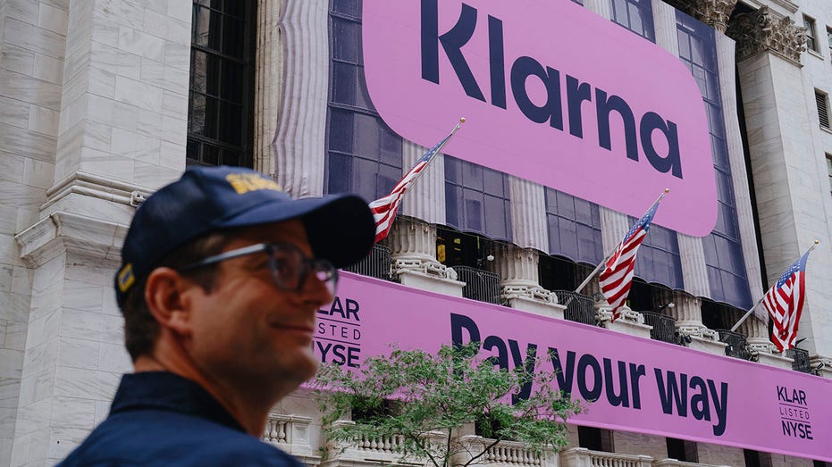 Klarna CEO Sebastian Siemiatkowski stands in front of the New York Stock Exchange
