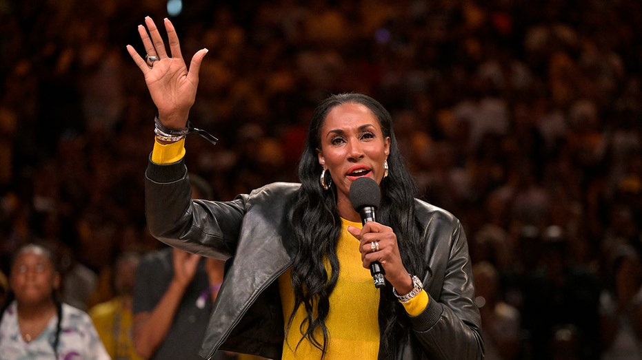 Lisa Leslie Chicago Sky at Los Angeles Sparks