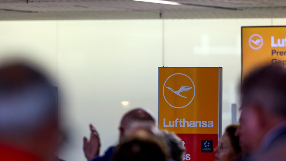 Deutsche Lufthanse Lufthanse Ag Entry in Frankfurt Airport