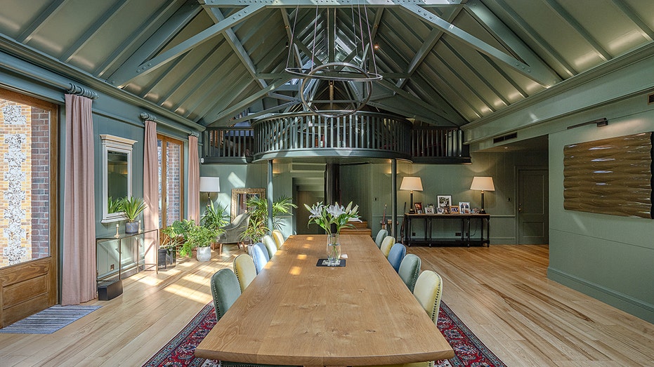 The dining room displays the appropriate table 10 visitors with an internal ballony facing down on the table.